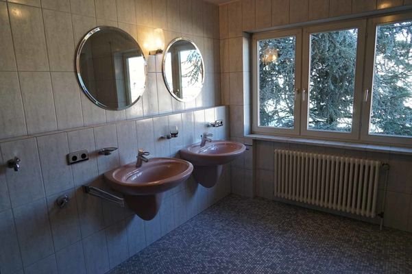 Großes Badezimmer