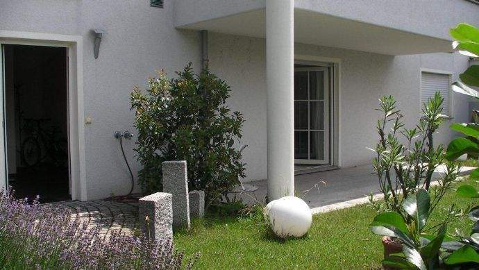 Hauseingang und Terrasse