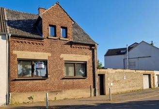 Wohnhaus mit Einliegerwohnung und überdachtem Lage