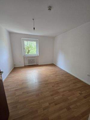 Leeres Zimmer mit Fenster