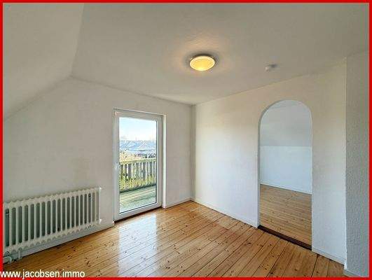 Schlafzimmer im Dachgeschoss mit Zugang zum Balkon 