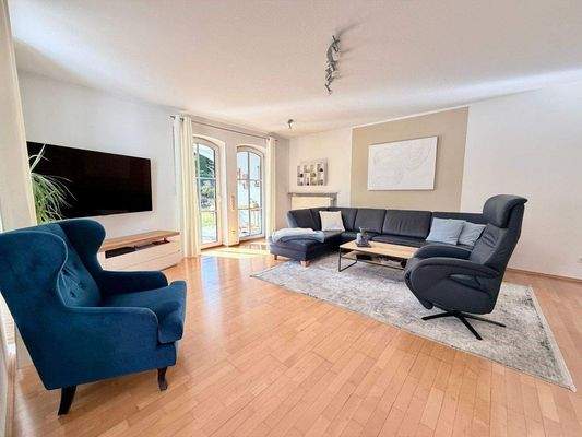 Wohnbereich mit Terrassenzugang.jpg