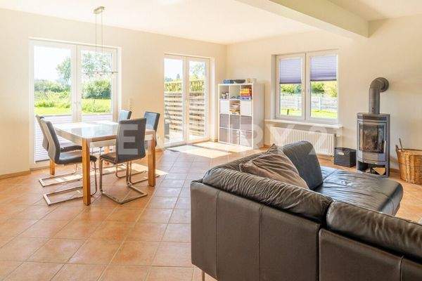 Essbereich mit Blick ins Grüne