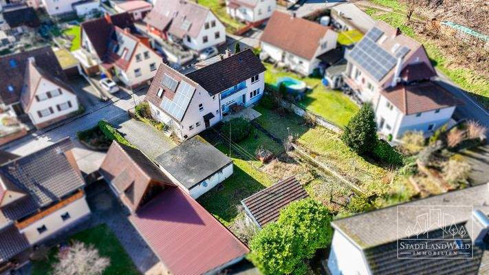 Blick auf Hausrückseite und Garten