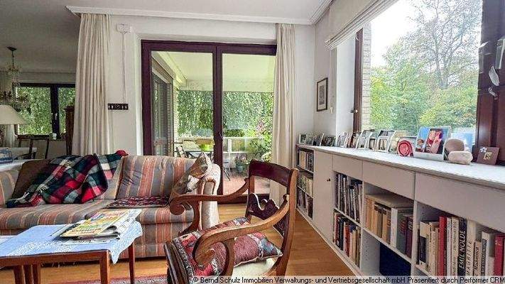 6 Wohnzimmer mit Balkon