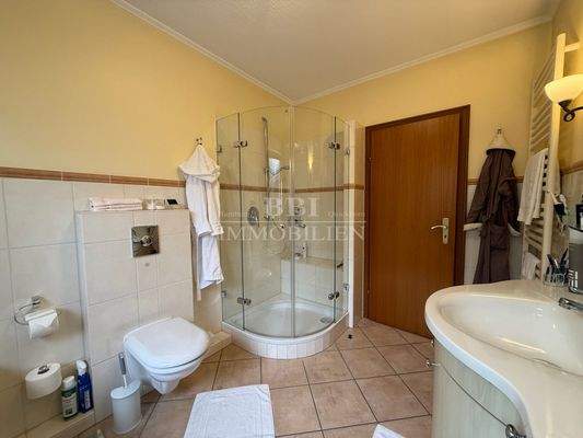 ...mit separater Dusche