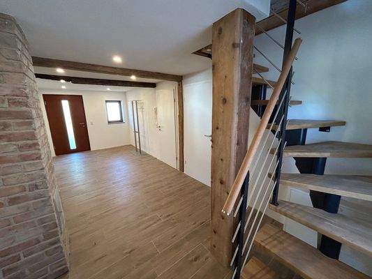 Flur im Erdgeschoss mit Treppe in das Dachgeschoss