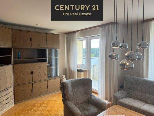 Wohnzimmer mit Balkonzugang