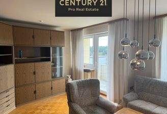 Wohnzimmer mit Balkonzugang