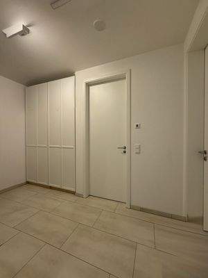 Diele mit Zugang zum Schlafzimmer und Bad