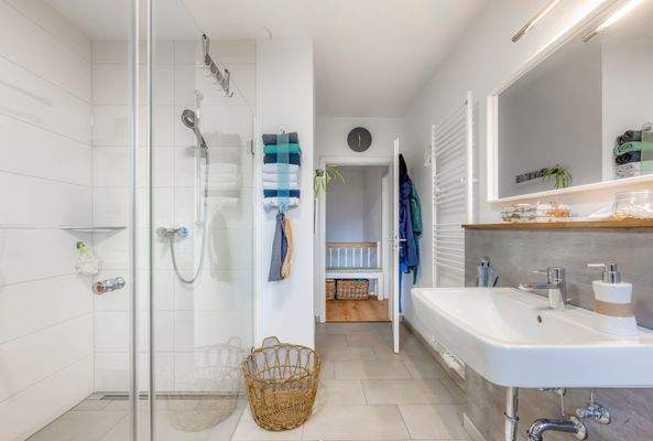 Das moderne Badezimmer im Dachgeschoss