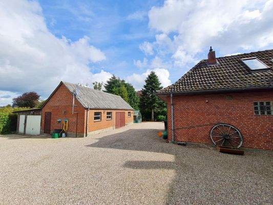 Weiterer Blick auf Anbau und Schuppen