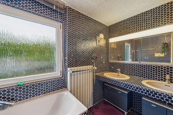 Tageslichtbad mit Badewanne Obergeschoss