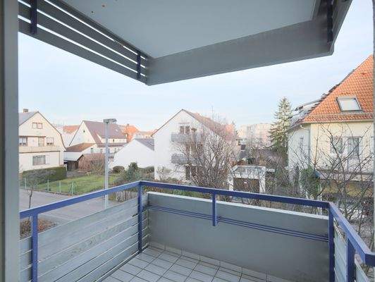 Überdachter Balkon mit Weitblick über die Nachbarschaft
