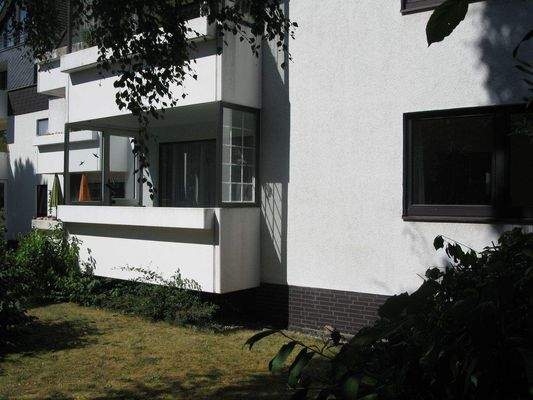 Der Balkon vom Garten betrachtet