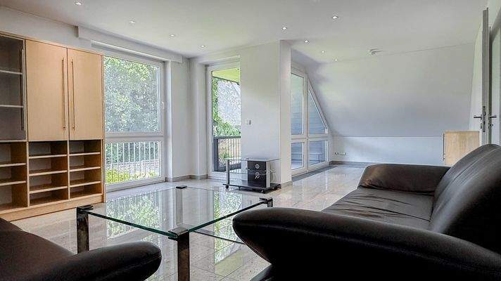 Wohnzimmer mit Loggia im OG