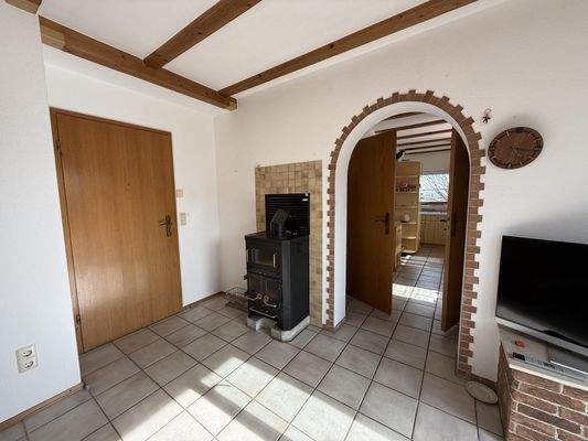 Esszimmer mit Kaminofen und Zugang Küche