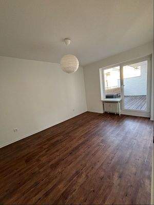 Zimmer mit Zugang zum Balkon