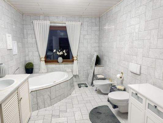 Tageslichtbad mit Eckbadewanne EG