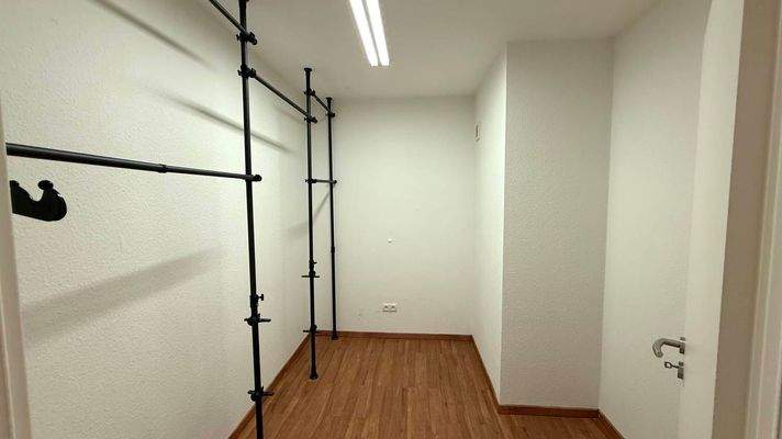 Abstellraum: Kleiderschrank