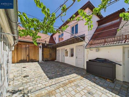 Innenhofeansicht Richtung Saal u. WC Anlagen