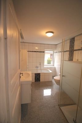 13. Bad mit Wanne