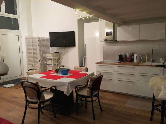 Wohnküche mit Fernseher