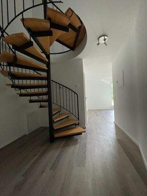 Flur m. Treppenaufgang