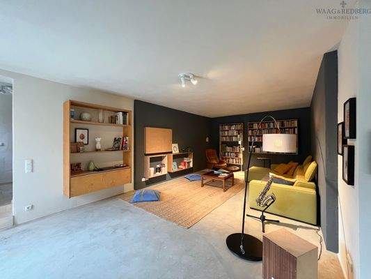 Modernes Wohnzimmer mit Bücherwand und Vorbereitetem Kaminanschluss