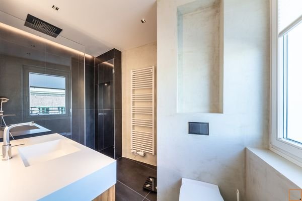 Badezimmer mit Fenster