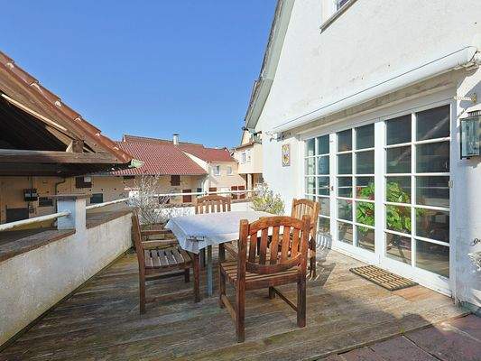 Großzügiger Balkon mit Markise