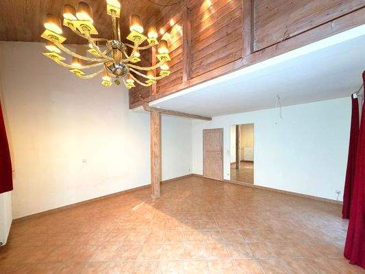 Großzügiges Wohnzimmer mit Balkonzugang (OG)