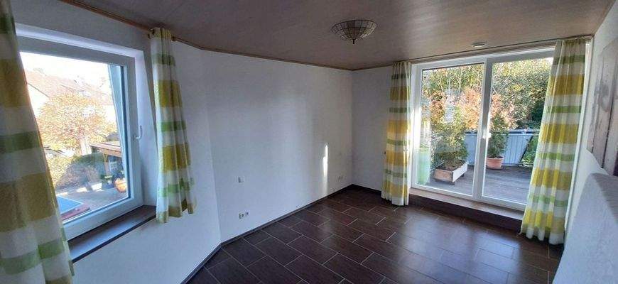 Zimmer OG mit Blick zur Teraase