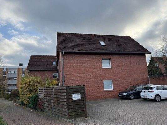 Ziegelhaus mit Parkplatz