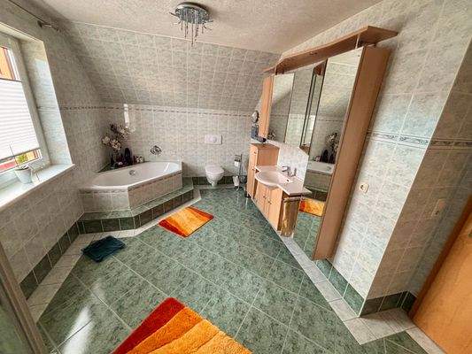 Bad DG mit Wanne und Dusche