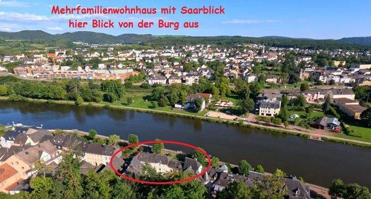 Blick von der Burg mit Haus im Vordergrund 