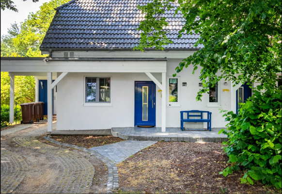 Ansicht von vorne mit Carport 