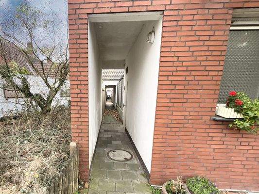 Zugang zum Hinterhof (eingetragenes Wegerecht)