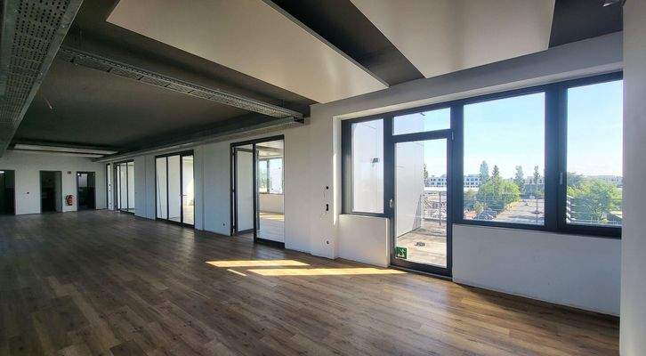 Innenflur Straßenseite mit Zugang Balkon und Büros