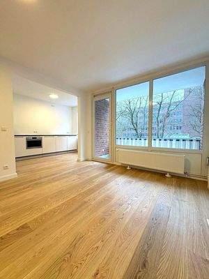 Wohnzimmer mit Balkon / Küche