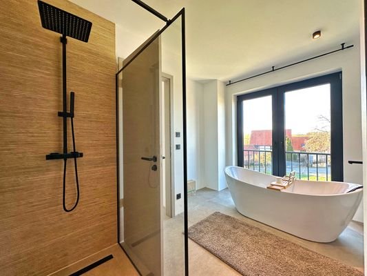 Dusche & freistehende Badewanne (Villa 1.OG - Wellness-Oase)