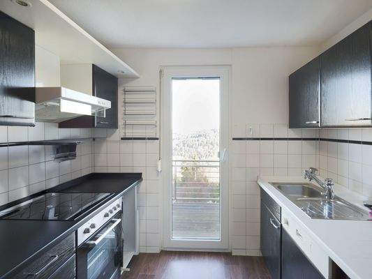 Helle, geräumige Küche mit Balkonzugang