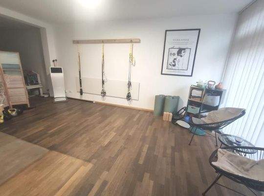 Fitnessraum mit Sportfläche Bild 3