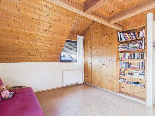 2. OG - Kinderzimmer 2 mit Einbauschrank.