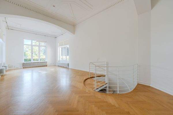 4,30m Deckenhöhe und Zugang zum Pool/Wellnessberei