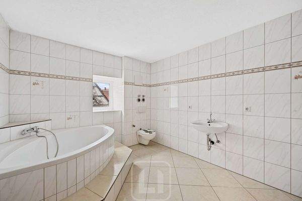 Geräumiges Badezimmer