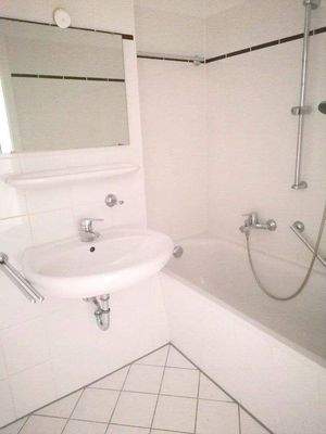 gefliestes Bad mit Wanne