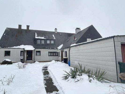 Weg führt zu beiden Häusern