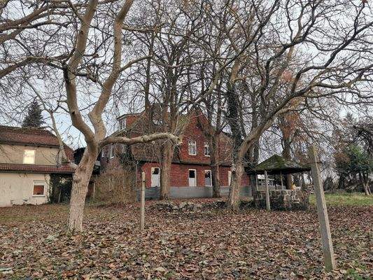 Die Rückseite des Bauernhauses vom großen Garten aus gesehen.
