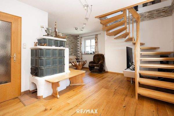 Kamin mit Treppenaufgang